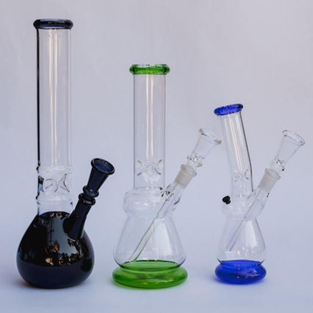 What are the different types of bongs that are available online?